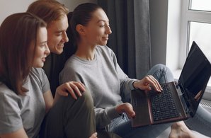 friends-sitting-bed-room-use-laptop