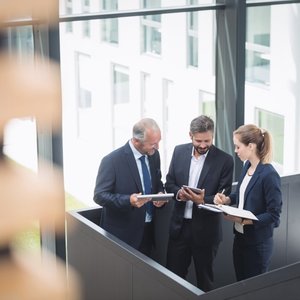 businesspeople-having-discussion
