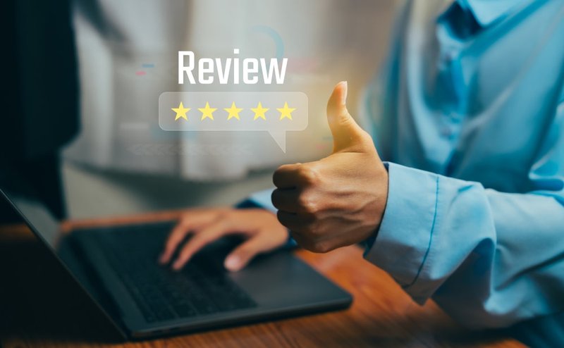 Positive review with thumbs-up gesture, illustrating customer satisfaction